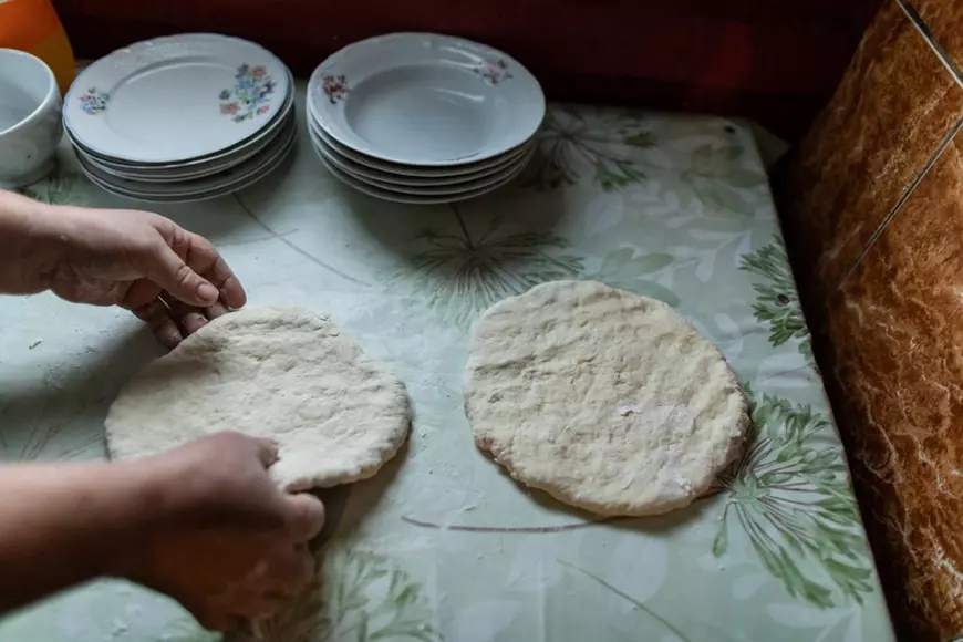 REPORTAJ | Sărbători dobrogene cu oamenii părintelui Alexandru, plachie, turte şi cântece străvechi: pescarii se împuținează, dar rețetele de bucătărie rămân