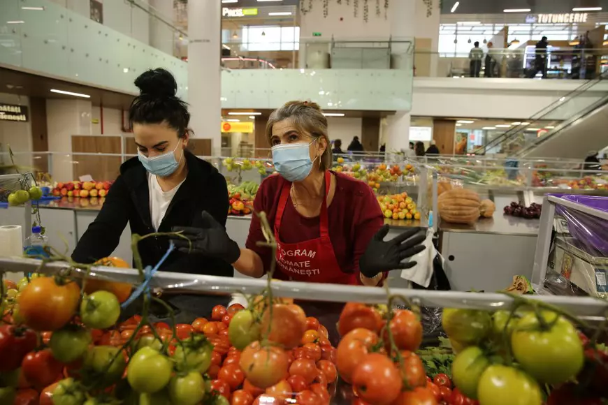 Florentina (stânga) și Jana Neagu (dreapta) au solarii în Colibași, jud. Giurgiu