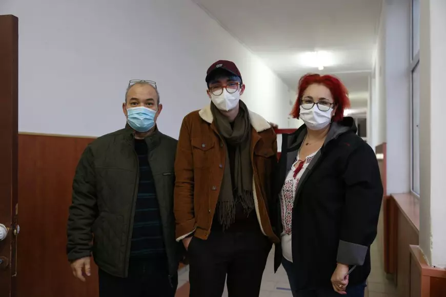 Ștefan (centru), alături de părinții lui. „Este altruist”, spune mama lui Ștefan despre fiul său