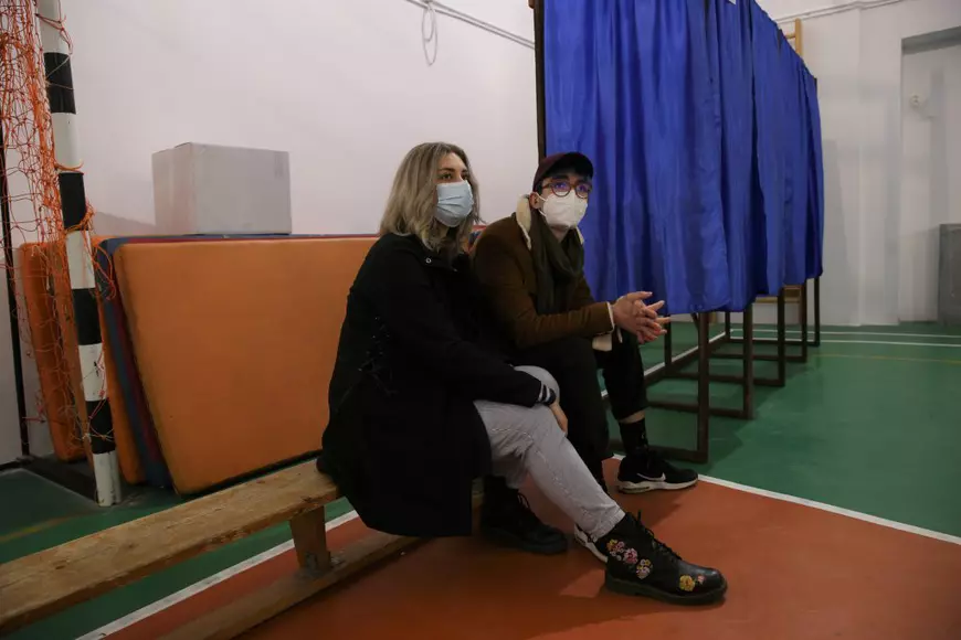 REPORTAJ: Lecția de implicare dată de doi observatori la vot la doar 18 și 19 ani. „Ceilalți trebuie să vadă exemple”