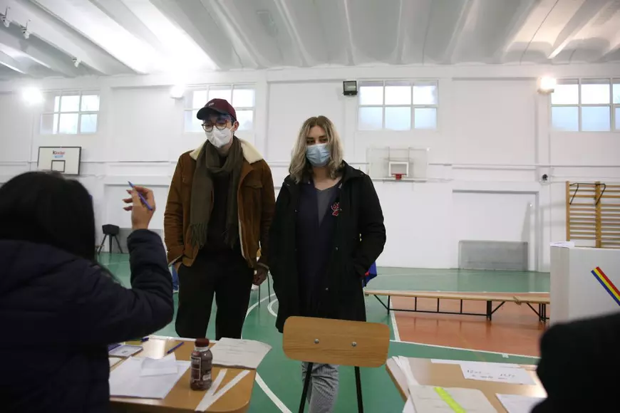 REPORTAJ: Lecția de implicare dată de doi observatori la vot la doar 18 și 19 ani. „Ceilalți trebuie să vadă exemple”