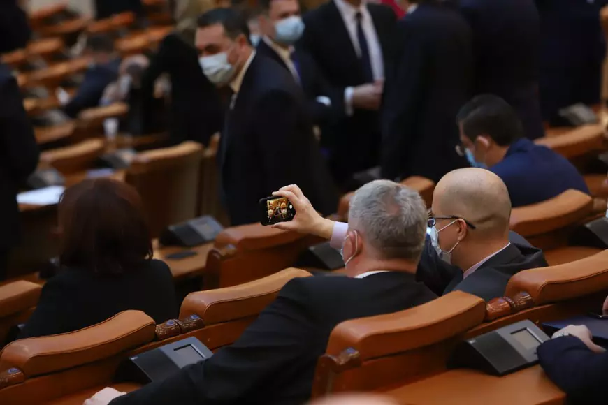 FOTO | Cum a fost prima zi în noul Parlament: de la masca lipsă a Dianei Șoșoacă, la certurile dintre PSD și PNL și nemulțumirile liberalilor față de Orban