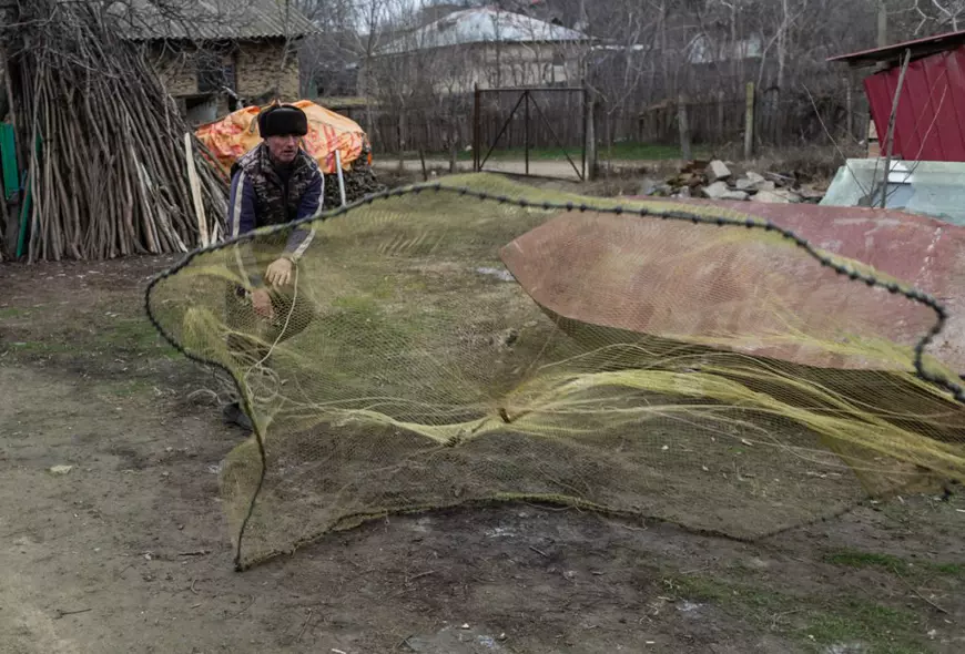 REPORTAJ | Sărbători dobrogene cu oamenii părintelui Alexandru, plachie, turte şi cântece străvechi: pescarii se împuținează, dar rețetele de bucătărie rămân