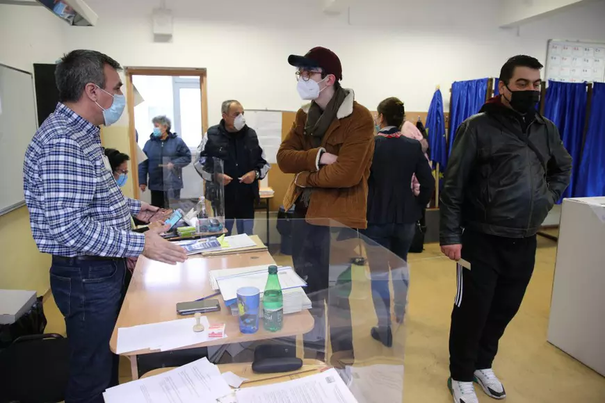 Ștefan, vorbind cu președintele unei secții de votare despre modul în care se desfășoară procesul electoral