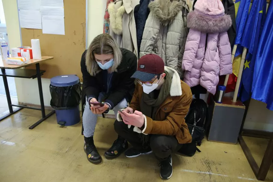 Tinerii completează formularele de observator