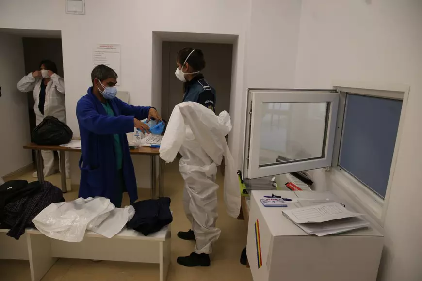 REPORTAJ | Pacienții cu COVID de la „Nasta” au votat cu urna mobilă. Asistentă: „Nu vă mai rezumați la înjurături, faceți ceva pentru următorii 4 ani”