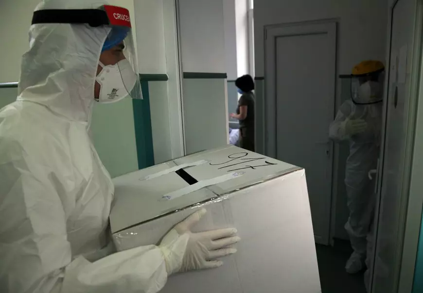 REPORTAJ | Pacienții cu COVID de la „Nasta” au votat cu urna mobilă. Asistentă: „Nu vă mai rezumați la înjurături, faceți ceva pentru următorii 4 ani”