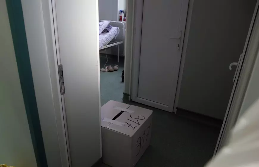 REPORTAJ | Pacienții cu COVID de la „Nasta” au votat cu urna mobilă. Asistentă: „Nu vă mai rezumați la înjurături, faceți ceva pentru următorii 4 ani”