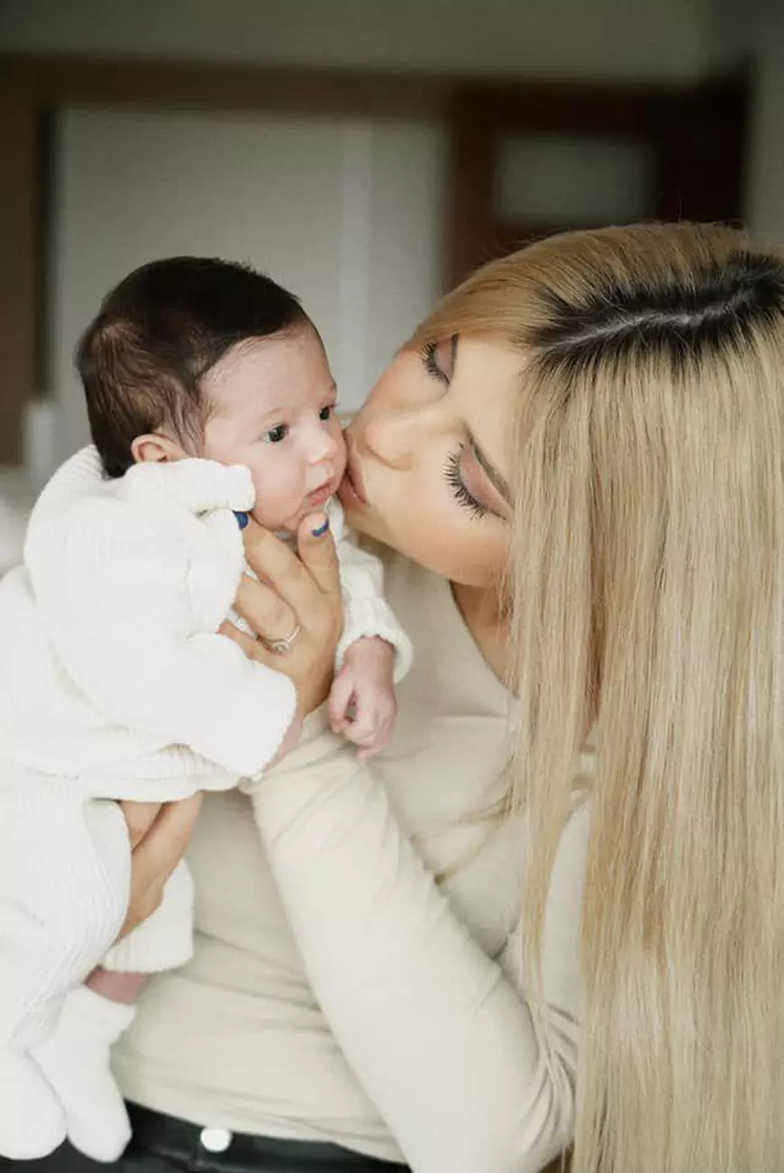 Vloggerița Irina Deaconescu a devenit mamă la 22 de ani, iar acum pregătește botezul fetiței. Cine vor fi nașii