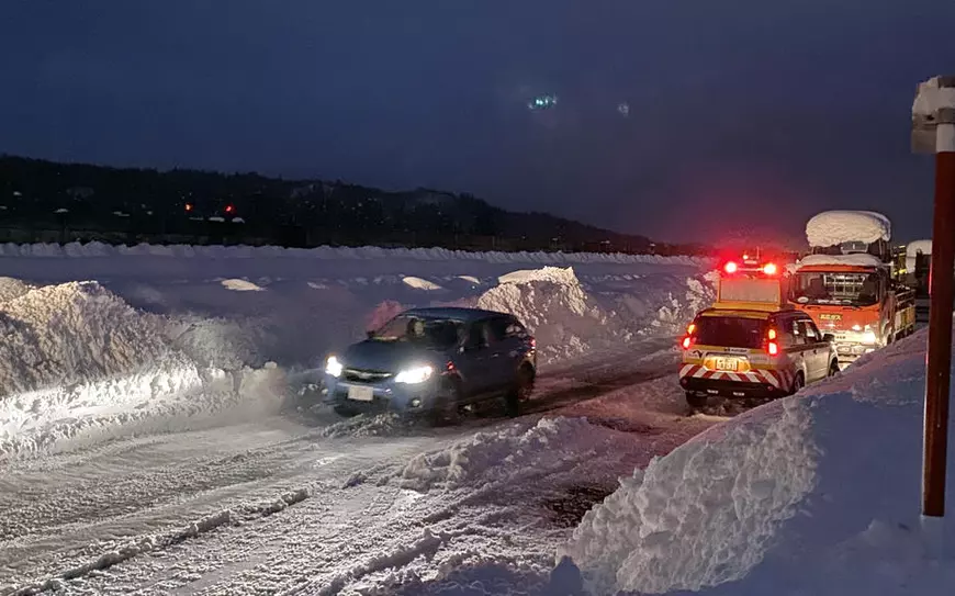 Peste 1.000 de japonezi, blocați pe o autostradă din cauza ninsorilor abundente. Armata a fost mobilizată