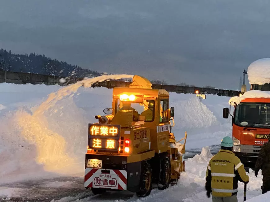 Peste 1.000 de japonezi, blocați pe o autostradă din cauza ninsorilor abundente. Armata a fost mobilizată