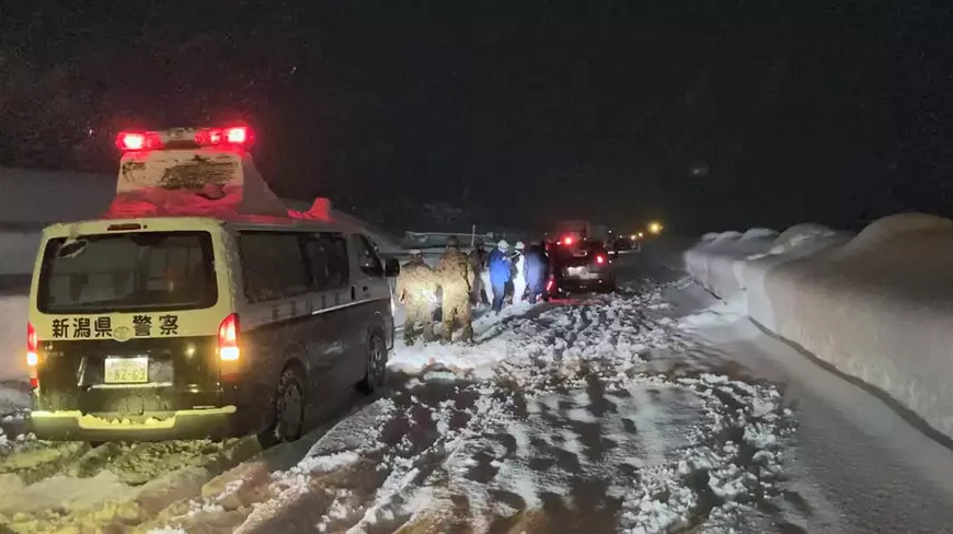 Peste 1.000 de japonezi, blocați pe o autostradă din cauza ninsorilor abundente. Armata a fost mobilizată