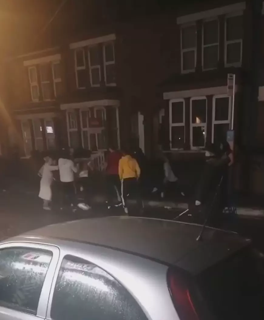 Români cu săbii și bâte, război pe stradă la Luton, în Anglia: "Așa mă iubești tu pe mine?!" / VIDEO