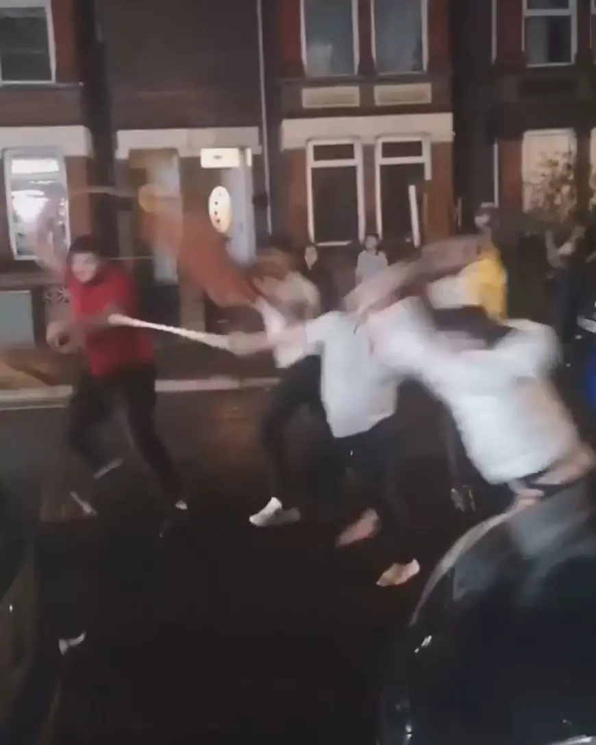 Români cu săbii și bâte, război pe stradă la Luton, în Anglia: "Așa mă iubești tu pe mine?!" / VIDEO