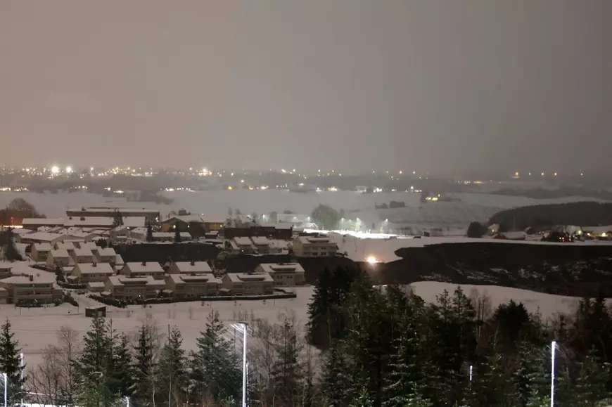 Imaginile catastrofei din Norvegia, unde pământul a înghițit zeci de case și 10 oameni sunt de negăsit în craterul uriaș