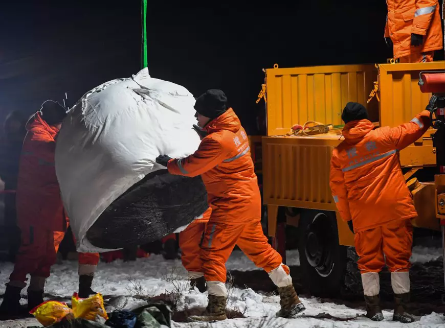 FOTO | China a adus pe Pământ mostre selenare, pentru prima dată după 45 de ani