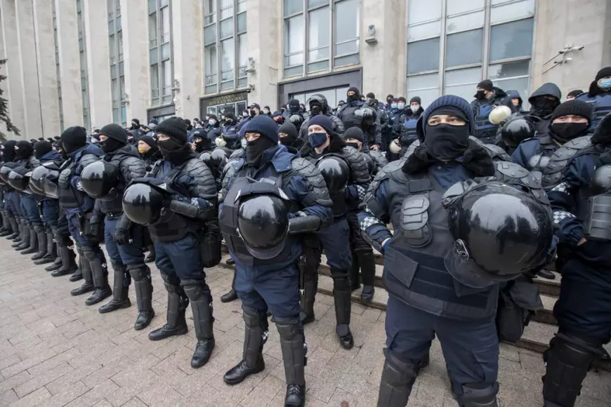 Zeci de mii de oameni au protestat la Chișinău, chemați de Maia Sandu pentru a cere alegeri anticipate