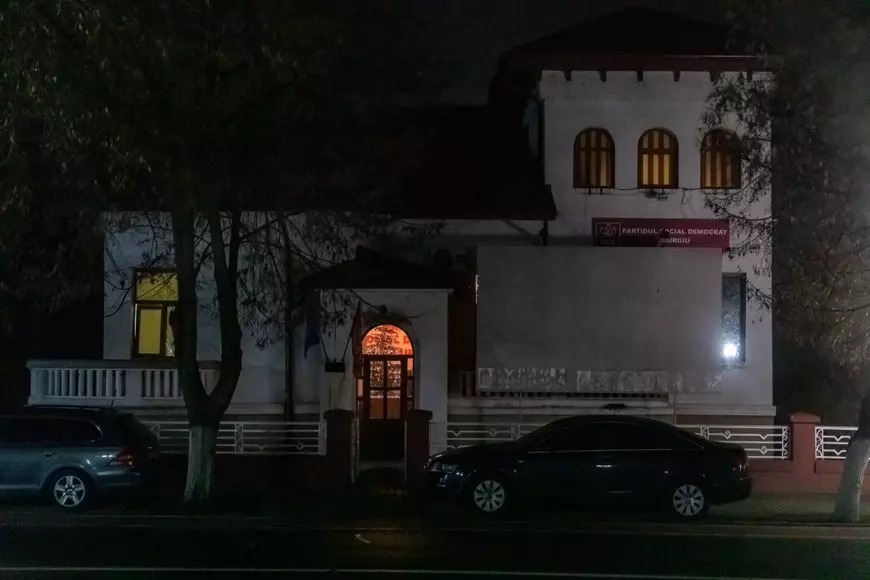 Reguli doar pentru unii. Petrecere de Crăciun fără măști și cu muzica dată la maximum în sediul PSD Giurgiu