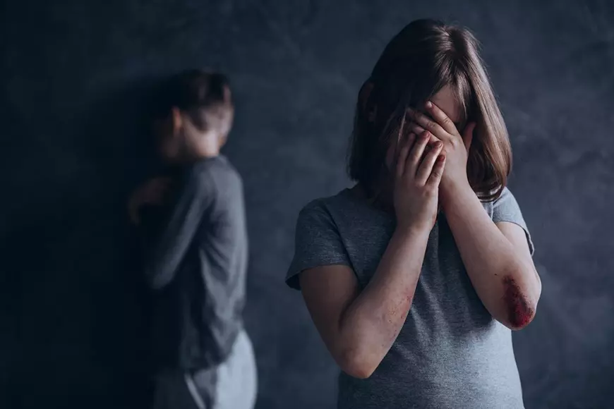 „Trebuie să te pregătesc pentru când vei fi mare”, i-a spus tatăl fetei lui de 12 ani. O judecătoare i-o dăduse în grijă abuzatorului fără să cerceteze actele din dosar!