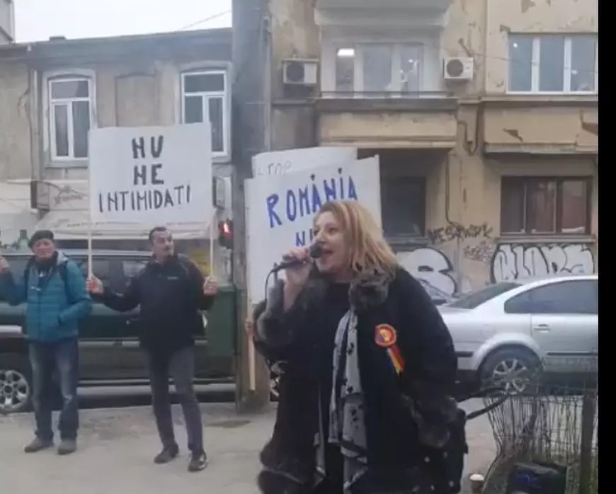 VIDEO. Ce a făcut Diana Șoșoacă în fața DIICOT și ce le-a spus jandarmilor atunci când aceștia i-au cerut să plece. Cum au reacționat forțele de ordine