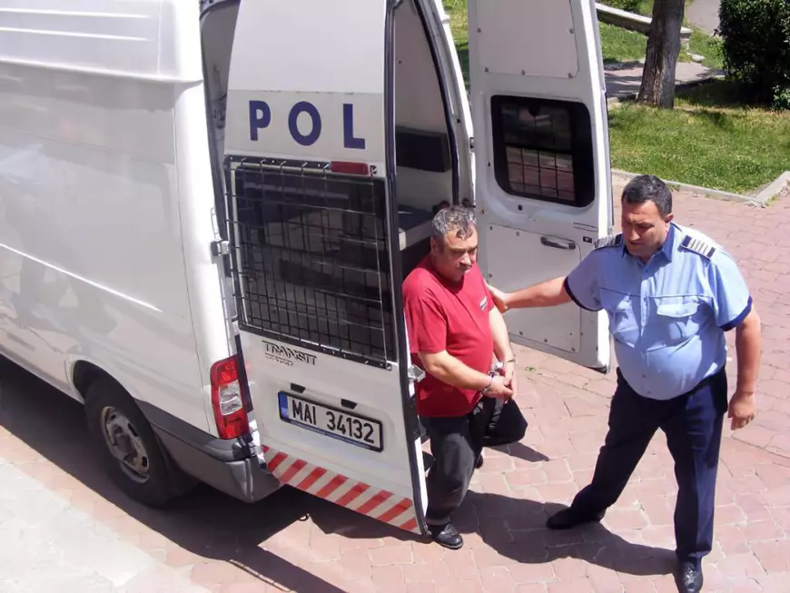 Triunghiul Bermudelor din Rădăuţi (II). Patru crime s-au petrecut sub nasul poliției. Iar „Mâncătorul de femei” acuză că pe el l-a violat o fetiţă de 12 ani! ﻿