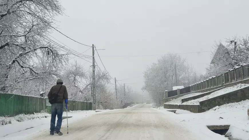 Reportaj din comuna din Iași unde AUR a îngropat partidele mari: „Îi mai ține în priză pe ăștia, că fură mereu”