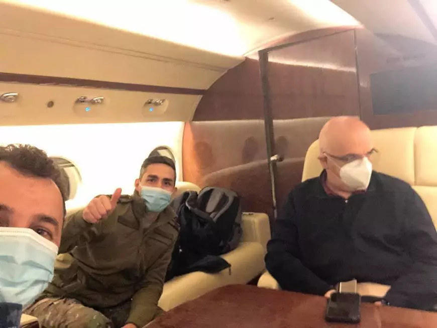 Cam multă paradă de uniforme și declarații pentru un vaccin de a cărui nevoie vitală trebuie să fie convinși milioane de oameni obișnuiți