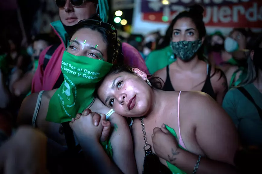 Argentina ar putea legaliza avortul. Susținătorii legii s-au strâns în fața Congresului în așteptarea veștilor