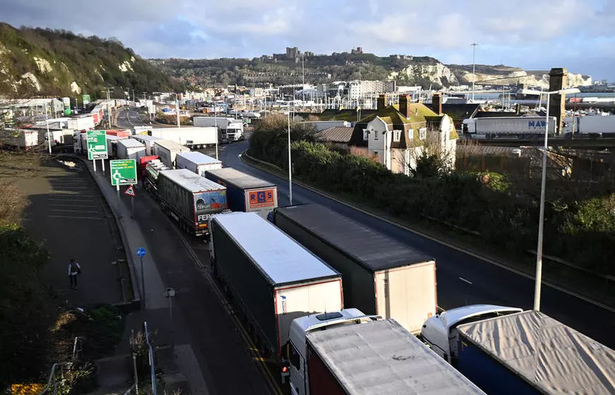 Mii de șoferi, mulți români, și-au petrecut Crăciunul în camioane, blocați în Anglia, așteptând să plece spre casă