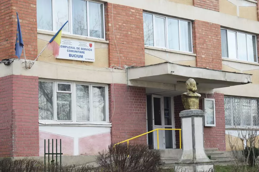 REPORTAJ | Tinerii defavorizați de la un centru social din Iași s-au vaccinat „fără frică”. „Mămică, e bine să facem pentru sănătatea noastră”