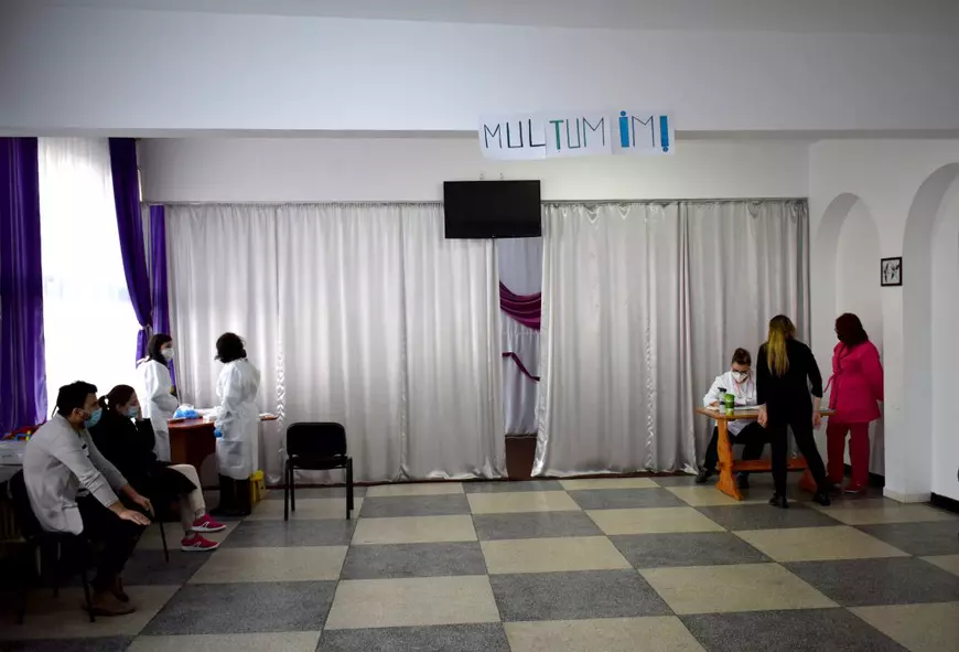 REPORTAJ | Tinerii defavorizați de la un centru social din Iași s-au vaccinat „fără frică”. „Mămică, e bine să facem pentru sănătatea noastră”