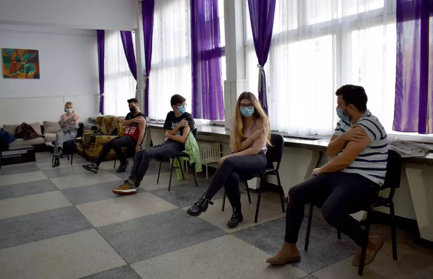 REPORTAJ | Tinerii defavorizați de la un centru social din Iași s-au vaccinat „fără frică”. „Mămică, e bine să facem pentru sănătatea noastră”