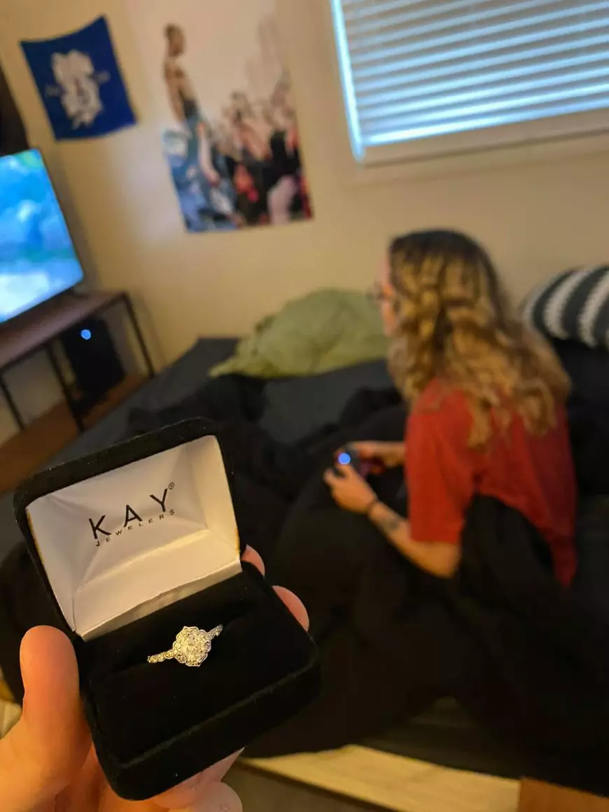 Un american a fotografiat inelul de logodnă, mai multe săptămâni, lângă iubita lui, fără ca aceasta să-l observe