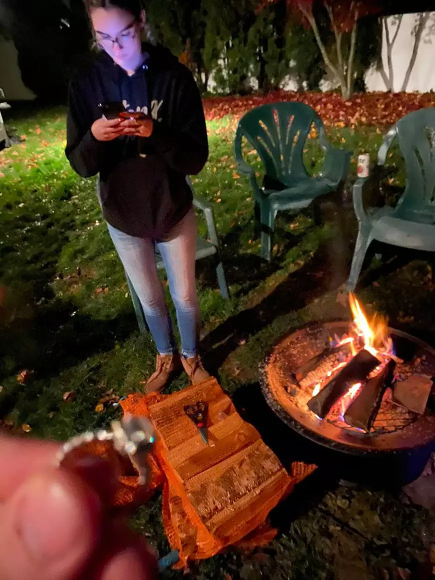 Un american a fotografiat inelul de logodnă, mai multe săptămâni, lângă iubita lui, fără ca aceasta să-l observe