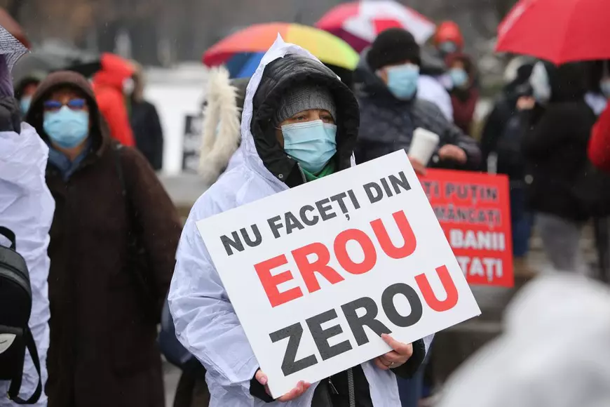 Liderul AUR, George Simion, prezent la mitingul Sanitas din Piața Victoriei: „Am venit să-i ascult. Nimeni de la Guvern nu a binevoit să o facă”