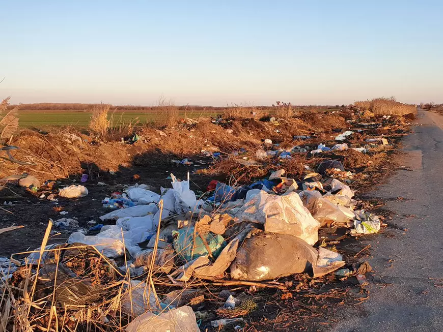 Ce rămâne după Sărbători? O groapă de gunoi se revarsă pe șosea la 40 km de București