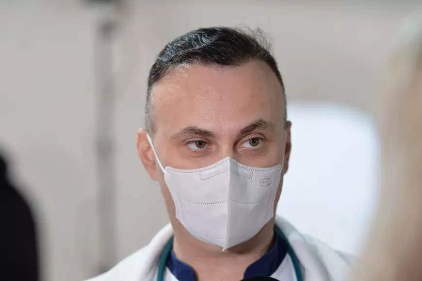 „Atenție la tusea care nu trece după 14 zile”. Dr. Adrian Marinescu explică ce ar trebui să facă persoanele care au forme uşoare de COVID