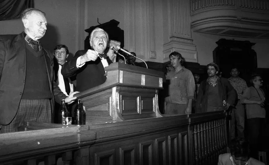 România a văzut scenele din America în Parlamentul din București, pe 26 septembrie 1991, când Ion Rațiu a ținut piept minerilor