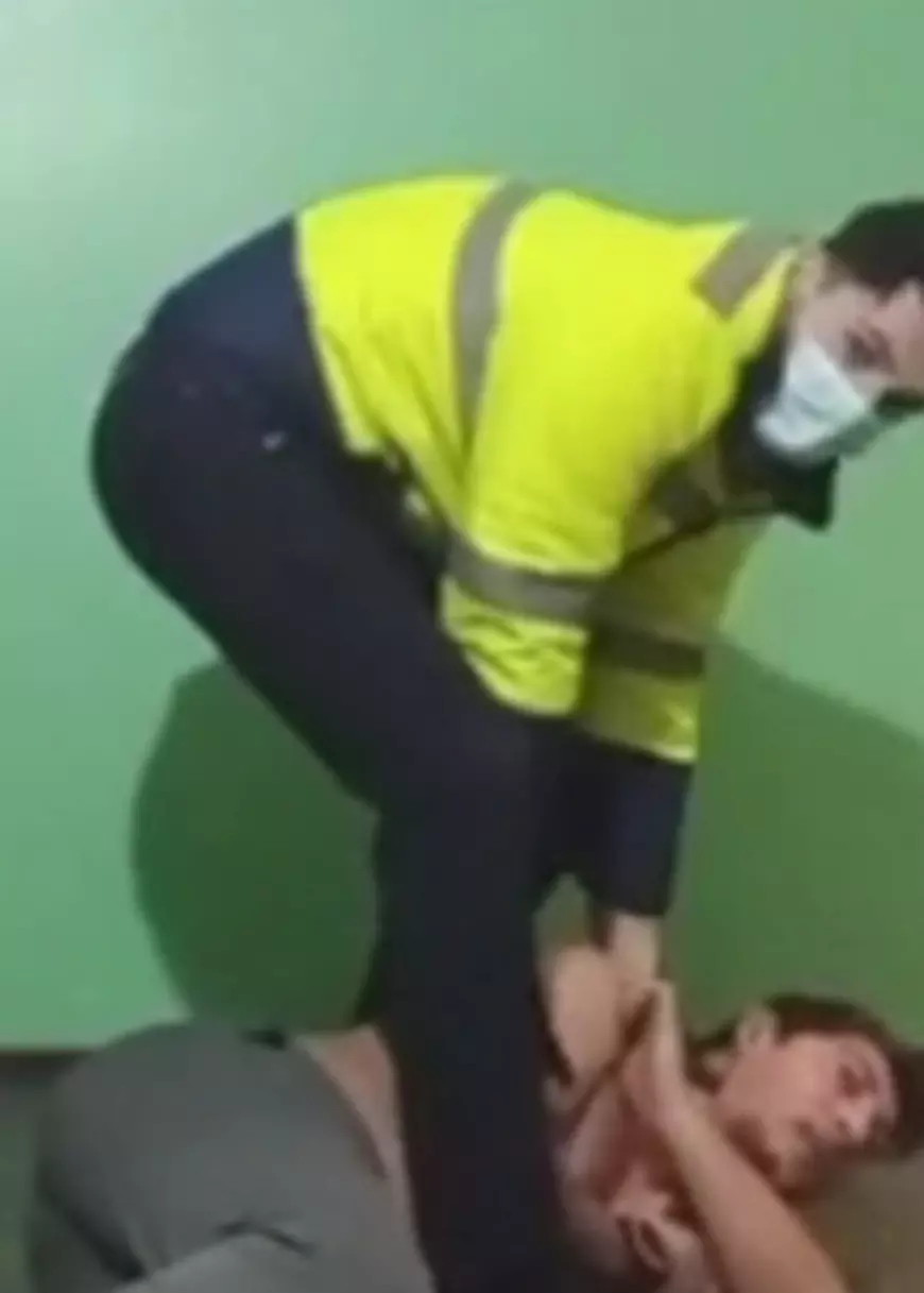 Tânăr dat în urmărire pentru furt, arestat live pe Facebook, după ce a filmat petrecerea din casa în care se ascundea