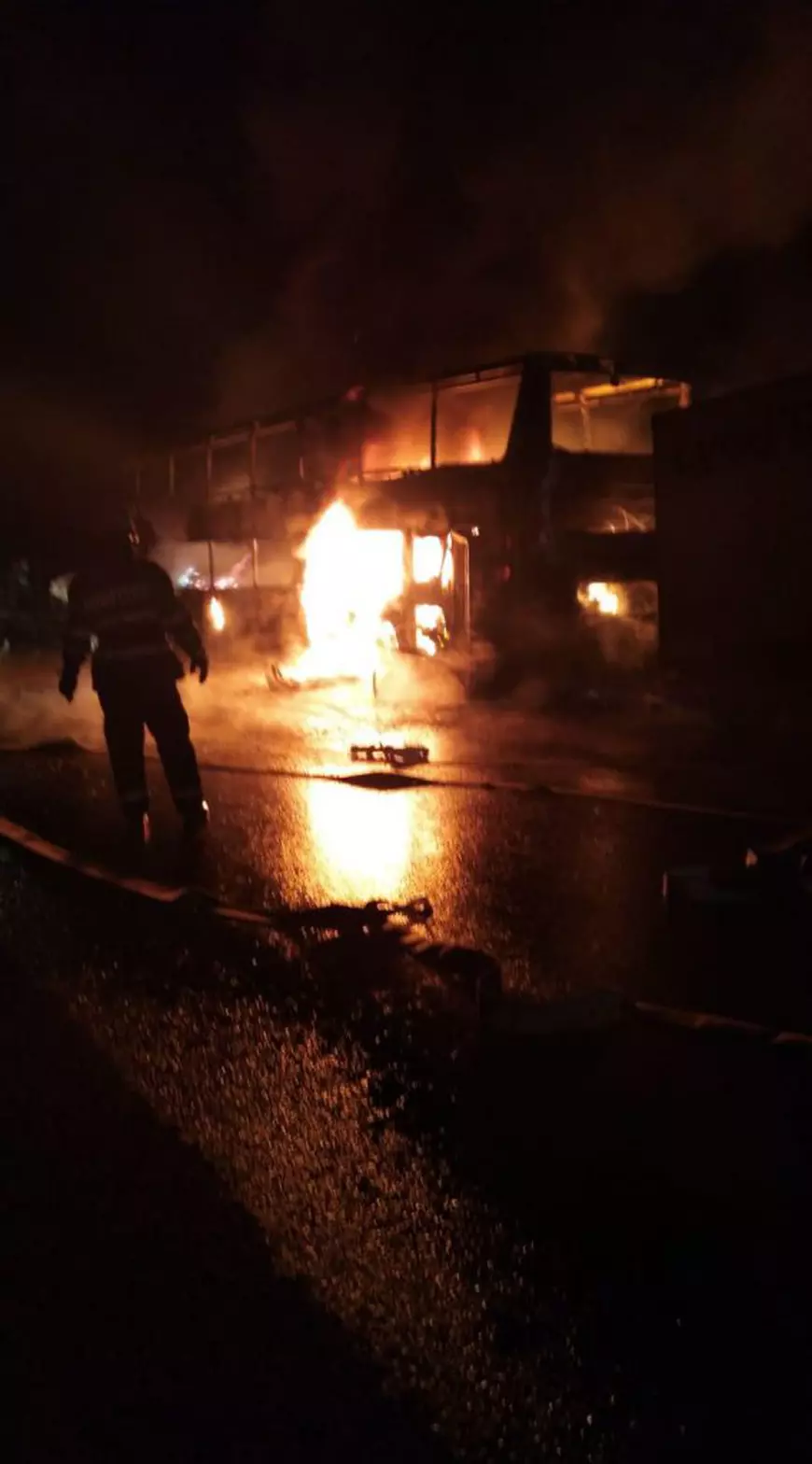 VIDEO | Un autocar plin cu pasageri, care venea din Franța, s-a făcut scrum pe A1. Nicio persoană nu a fost rănită