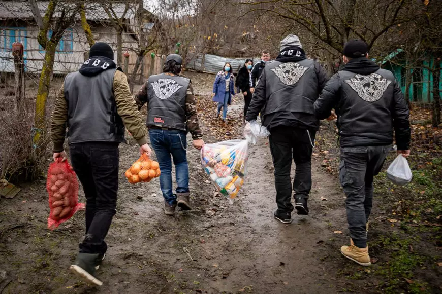 REPORTAJ. Un tur al omeniei prin satele unde motocicliştii bârlădeni împart daruri „bunicilor nimănui”
