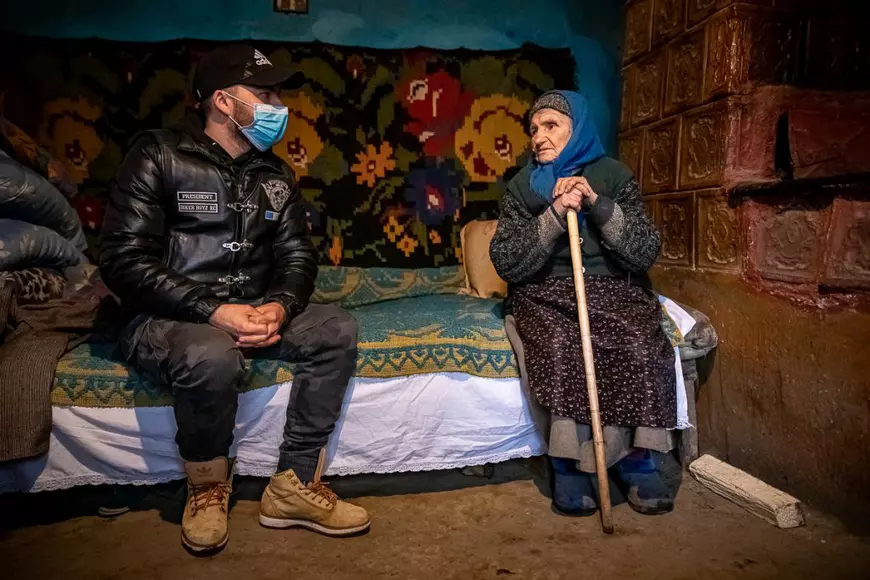 REPORTAJ. Un tur al omeniei prin satele unde motocicliştii bârlădeni împart daruri „bunicilor nimănui”