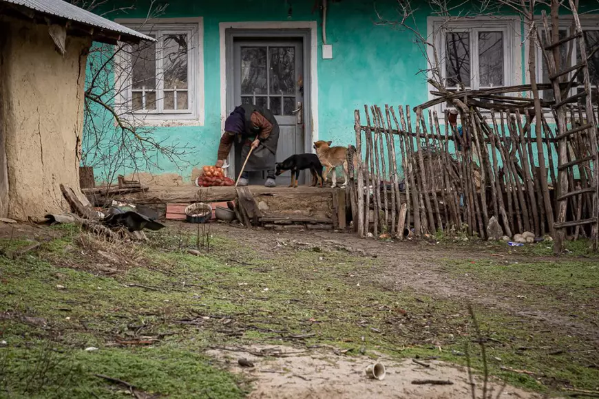 REPORTAJ. Un tur al omeniei prin satele unde motocicliştii bârlădeni împart daruri „bunicilor nimănui”