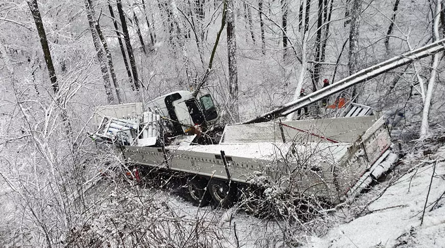 VIDEO / Trei bărbați morți în BMW-ul seria 7 cu volan pe dreapta, care a aruncat un TIR cu butelii de oxigen într-o râpă, pe DN 7