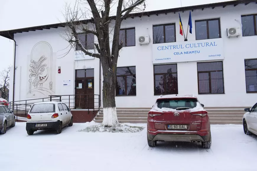 REPORTAJ | Localnicii din Ciurea, prima comună carantinată din Iași, s-ar imuniza, dar nu au unde. Prefectura ține centrul de vaccinare închis