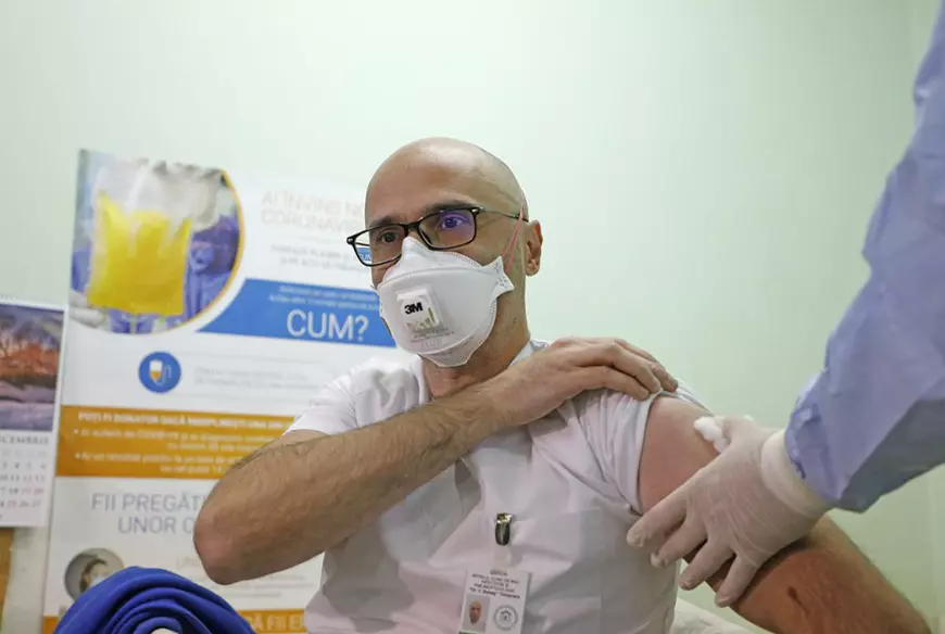 Impresiile a trei cunoscuți medici după a doua doză de vaccin. Între „dureri de cap și musculare” și „nu am avut nici măcar acea jenă la braț”
