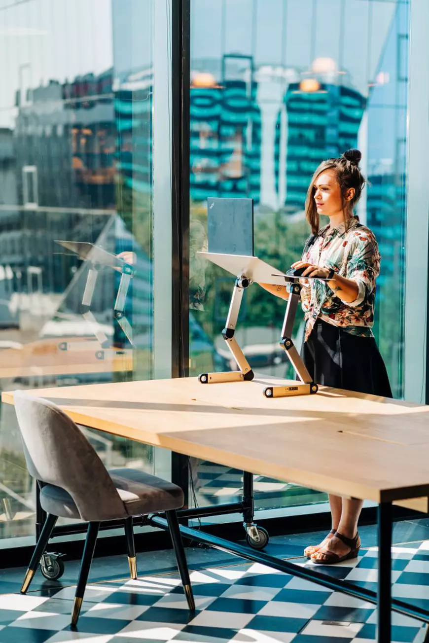 Cum să-ți protejezi coloana când lucrezi de acasă. Ce beneficii are lucratul din picioare și ce scaun să-ți alegi. Sfaturile unui specialist în posturologie