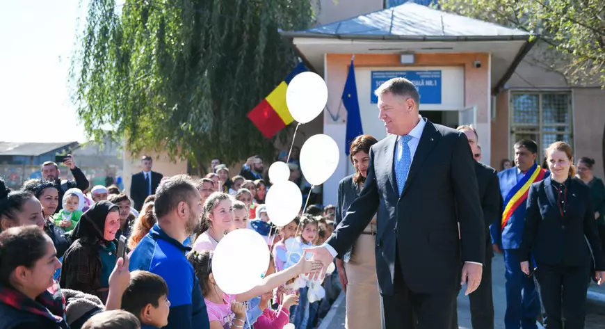 REPORTAJ | La școala din Călărași unde Iohannis le spunea în 2019 elevilor „Să fiți silitori!”, doar jumătate dintre ei au putut acum învăța online. Restul nu au primit tablete