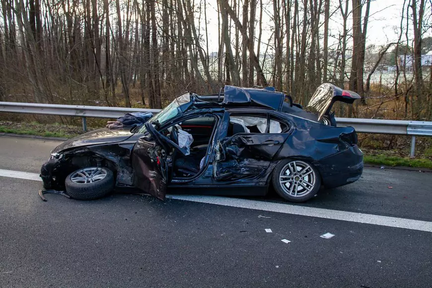 Șofer român de TIR îngrozit când a reușit să oprească și a văzut un BMW înfipt sub semiremorca lui, în Germania