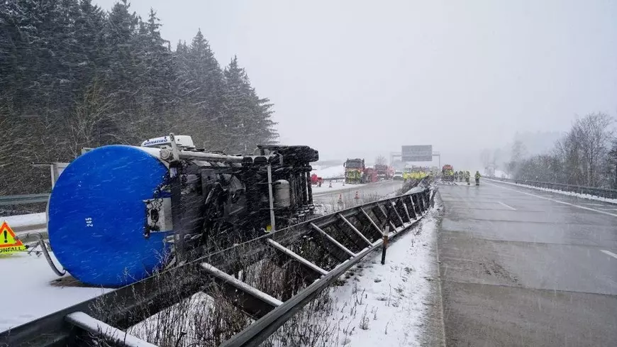 Cisterna condusă de un șofer român s-a rupt de cabină și s-a răsturnat pe o autostradă, în Germania | VIDEO